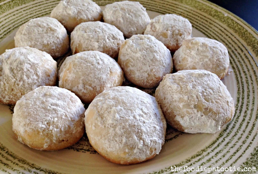 Almond Snowball Cookies via TheFoodiePatootie.com | #cookies #dessert #almond #recipe #foodholiday #foodcalendar