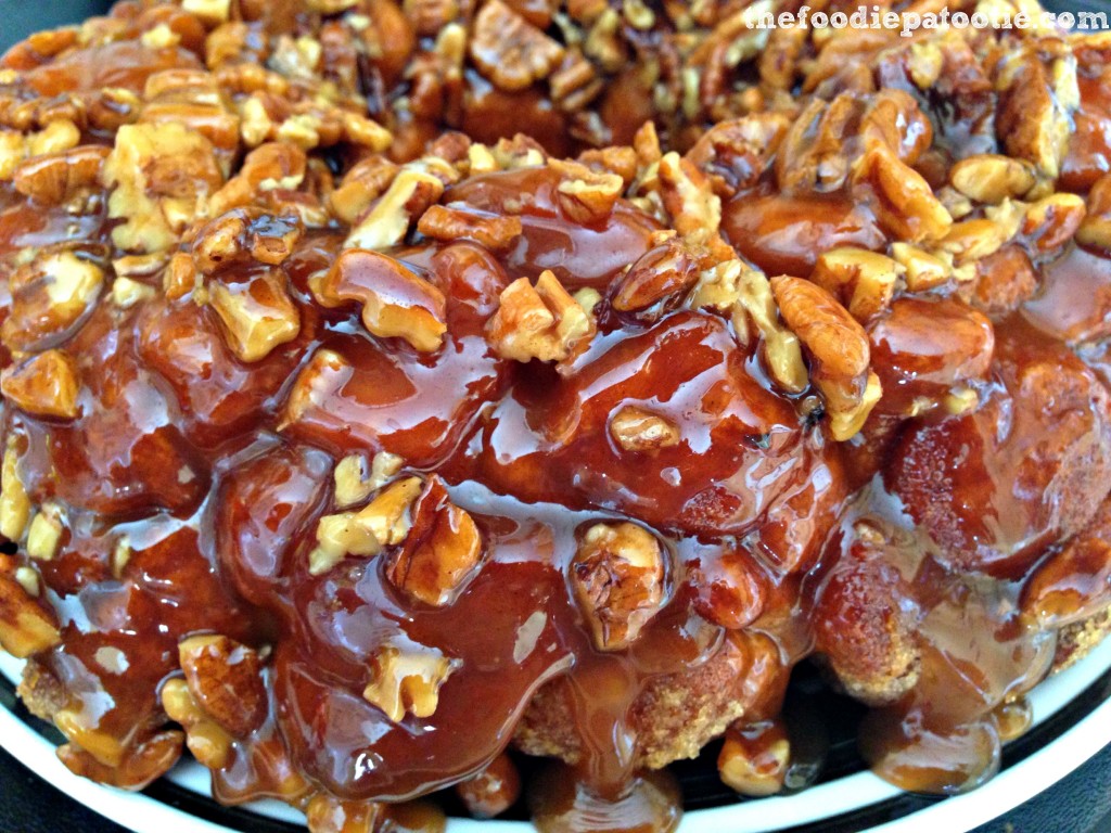 Sticky Bun Monkey Bread via TheFoodiePatootie.com | #dessert #recipe