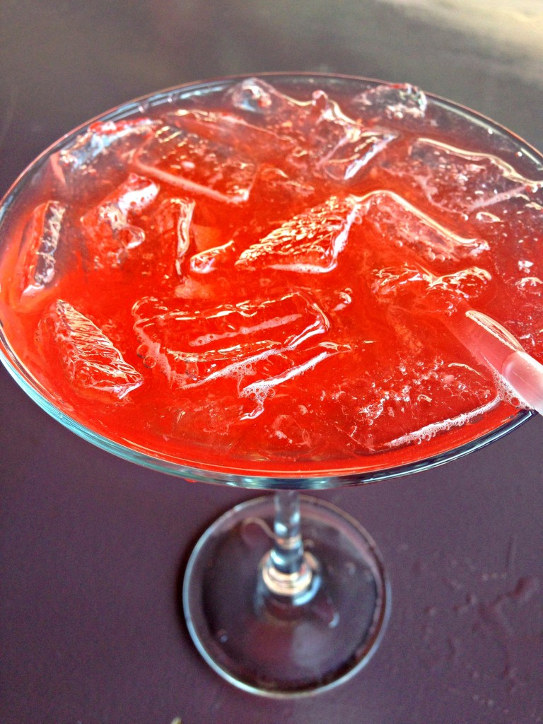 Patron con Fresca via TheFoodiePatootie.com | #drinks #booze #strawberry #recipe