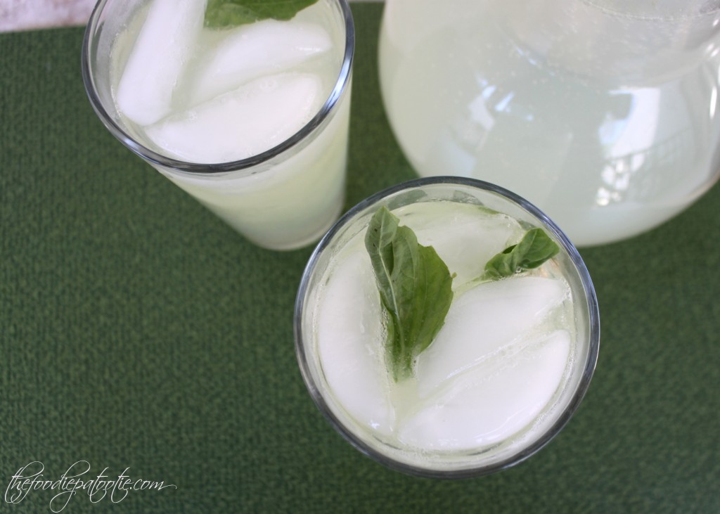 Basil Lemonade via TheFoodiePatootie.com | #drinks #lemon #herbs #basil #recipe #foodholiday
