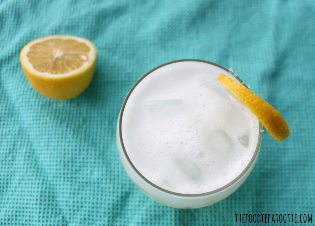 Lemon Chiffon Cake Cocktail via TheFoodiePatootie.com | #drinks #cocktail #recipe #foodholiday #lemon