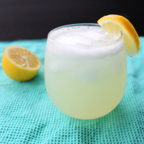 Lemon Chiffon Cake Cocktail via TheFoodiePatootie.com | #drinks #cocktail #recipe #foodholiday #lemon