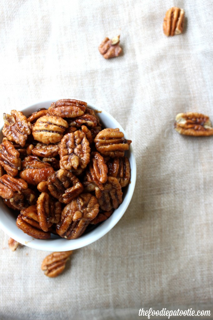 Spiced Pecans via TheFoodiePatootie.com | #snack #nuts #recipe #foodholiday