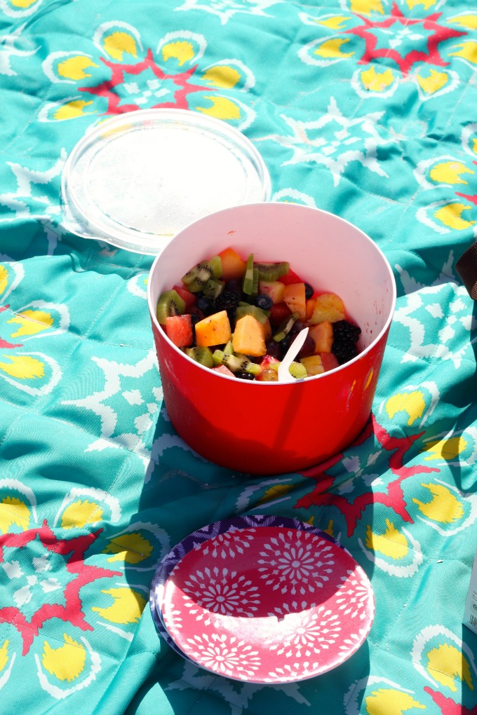 beach-picnic-fruit