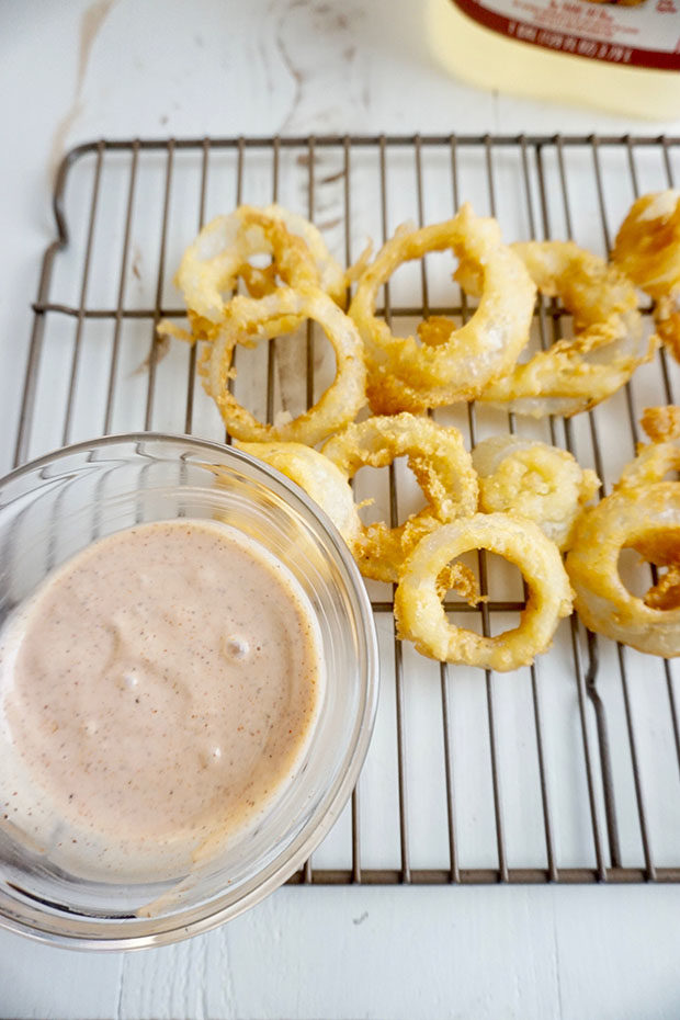 Horseradish onion ring dipping sauce